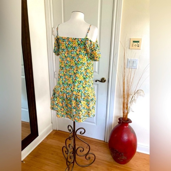 Davi & Dani Off Shoulders Dress - Picture 4 of 10